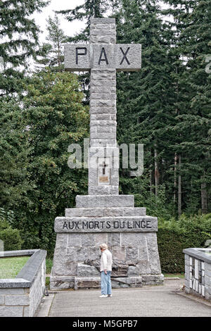 La croix de granit et l'effigie du soldat français TOMBÉ À PARTIR DE LA PREMIÈRE GUERRE MONDIALE Banque D'Images