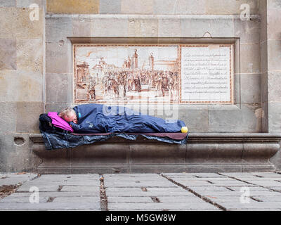 Barcelone, Espagne-17 février, 2018 : l'homme est sans-abri dormant dans la rue du quartier gothique Banque D'Images