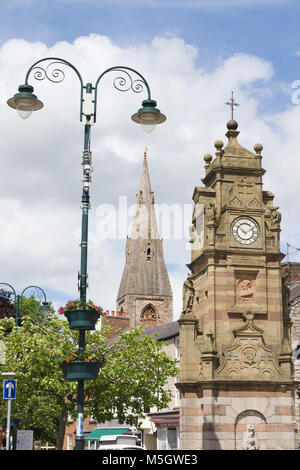 Saint Peters Square à Ruthin, avec ses bâtiments historiques, y compris les pairs Memorial tour de l'horloge et le clocher de Saint Peters Church Banque D'Images