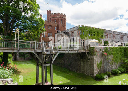 L'hôtel Ruthin Castle est entouré de jardins et d'un passage en bois dans le nord du pays de Galles Banque D'Images