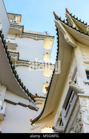 Vue de l'architecture d'inspiration chinoise de l'hôtel Huatian Chinagora complexe avec toit courbé les coins et les tuiles vernissée traditionnelle. Banque D'Images