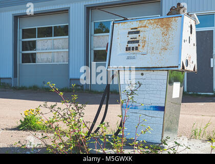 Pompe à gaz altérées dans une station essence abandonnée depuis longtemps. Banque D'Images