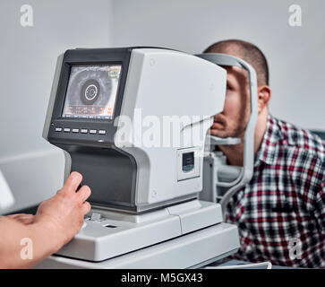 L'homme vérifie sa vision sur la machine Banque D'Images