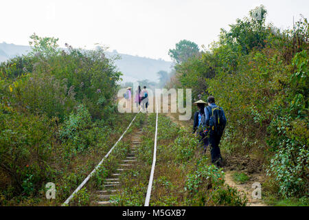 Trekking sur les voies ferrées de Kalaw au Lac Inle, Myanmar Banque D'Images