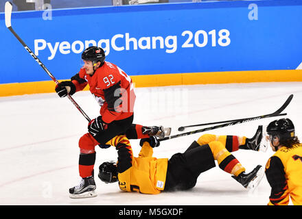 Gangneung, Corée du Sud. Feb 23, 2018. L'Allemagne Daryl Boyle (7) se trouve sur la glace et est écrasé par le Canada's Christian Thomas (92) à l'hockey sur glace Hommes demi-finales au centre de Hockey Kwandong à Gangneung, Corée du Sud, 23 février 2018. Crédit : Peter Kneffel/dpa/Alamy Live News Banque D'Images