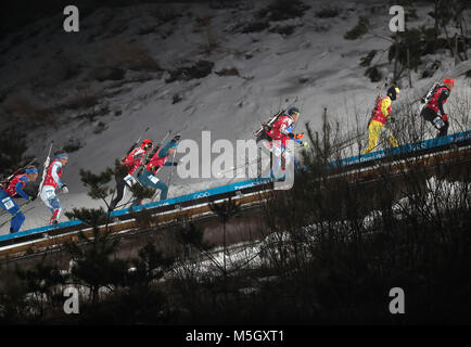 Pyeongchang, Corée du Sud. Feb 23, 2018. Les athlètes s'affrontent lors du relais 4x7.5km hommes du biathlon au Jeux Olympiques d'hiver de PyeongChang 2018 au Centre de préparation au biathlon d'Alpensia PyeongChang, Corée du Sud, 23 février 2018. Crédit : Li Gang/Xinhua/Alamy Live News Banque D'Images