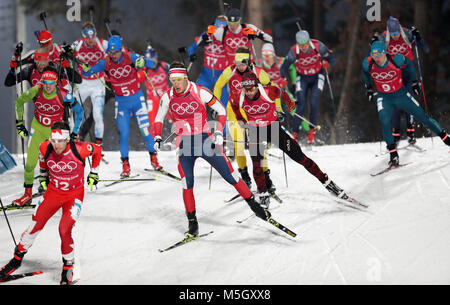 Pyeongchang, Corée du Sud. Feb 23, 2018. Les athlètes s'affrontent lors du relais 4x7.5km hommes du biathlon au Jeux Olympiques d'hiver de PyeongChang 2018 au Centre de préparation au biathlon d'Alpensia PyeongChang, Corée du Sud, 23 février 2018. Crédit : Li Gang/Xinhua/Alamy Live News Banque D'Images