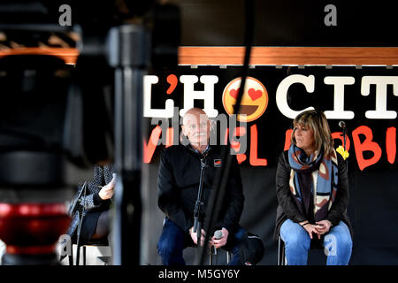 Barcelone, Espagne. Feb 23, 2018. Le Directeur délégué de la GSMA John Hoffman et le maire de la ville de l'Hospitalet de Llobregat Nuria marin au cours de la présentation des actions qui ont lieu lors du Mobile World Congress sur l'espace Chill Out. Credit : Ramon Costa/SOPA/ZUMA/Alamy Fil Live News Banque D'Images