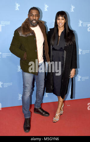 Berlin, Allemagne. Feb 22, 2018. Idris Elba avec fiancée Sabrina Dhowre Meyers Manx 'assister à la première à la 68e Festival International du Film de Berlin/Berlinale 2018 au Zoo Palast le 22 février 2018 à Berlin, Allemagne. | Verwendung weltweit Credit : dpa/Alamy Live News Banque D'Images