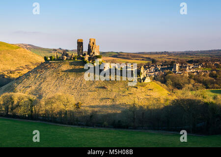 Château de Corfe, Dorset, UK. 23 février 2018. Météo britannique. La fin de l'après-midi au soleil d'hiver à Corfe Castle Dorset sur une froide après-midi clair. Crédit photo : Graham Hunt/Alamy Live News. Banque D'Images