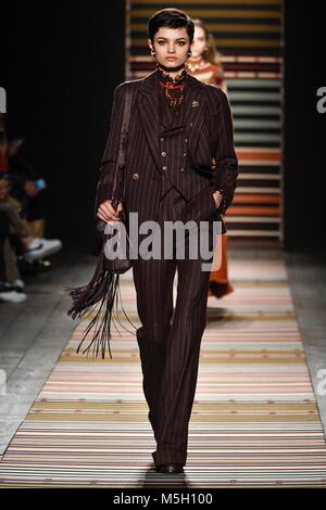 Milan, Italie. Feb 23, 2018. La femme de Milan Fashion Week automne hiver 2019. Milano Moda Donna, automne hiver 2019. Défilé Etro Photo : Crédit Photo : Modèle indépendant Agence/Alamy Live News Banque D'Images