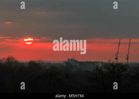 Richmond, Londres, 23 février 2018. Météo britannique. Un beau rouge coucher de soleil sur Richmond, la Tamise et le sud-ouest de Londres conclut un jour sec mais froid à Londres. Credit : Imageplotter News et Sports/Alamy Live News Banque D'Images