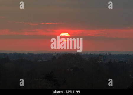 Richmond, Londres, 23 février 2018. Météo britannique. Un beau rouge coucher de soleil sur Richmond, la Tamise et le sud-ouest de Londres conclut un jour sec mais froid à Londres. Credit : Imageplotter News et Sports/Alamy Live News Banque D'Images