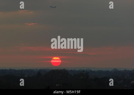 Richmond, Londres, 23 février 2018. Météo britannique. Un beau rouge coucher de soleil sur Richmond, la Tamise et le sud-ouest de Londres conclut un jour sec mais froid à Londres. Credit : Imageplotter News et Sports/Alamy Live News Banque D'Images