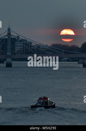 Chelsea Bridge, London, UK. 23 février 2018. Météo britannique. Les couchers de soleil sur l'Albert Bridge et la Tamise. Crédit : Matthieu Chattle/Alamy Live News Banque D'Images