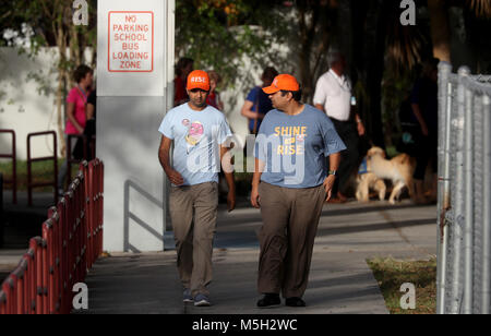 Coral Springs, FL, USA. Feb 24, 2018. Les enseignants et les administrateurs scolaires sont retournés à l'école secondaire Marjory Stoneman Douglas pour la première fois après 17 victimes ont été tuées dans une fusillade à l'école. Mike Stocker, South Florida Sun-Sentinel Sun-Sentinel Crédit : Fil/ZUMA/Alamy Live News Banque D'Images