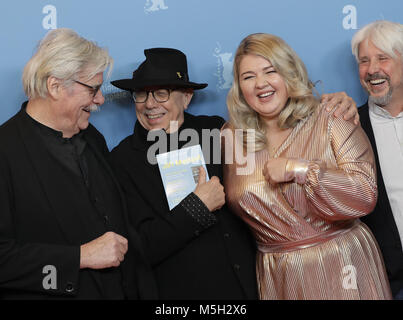 Berlin, Allemagne. Feb 23, 2018. Berlinale, séance photo, "olmetscher', ('l'Interprète") : l'acteur Peter Simonischek (l-r), le directeur du festival, Dieter Kosslick avec un livre sur le réalisateur et l'acteur Jiri Menzel, actrice Eva Kramerova et producteur Rudolf Biermann, debout devant un mur de photos. Photo : Jörg Carstensen/dpa dpa : Crédit photo alliance/Alamy Live News Banque D'Images