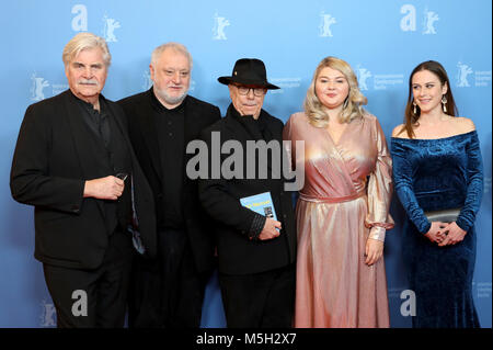 Berlin, Allemagne. Feb 23, 2018. Berlinale, séance photo, "olmetscher', ('l'Interprète") : l'acteur Peter Simonischek (l-r), l'auteur Martin Sulik, le directeur du festival, Dieter Kosslick avec un livre sur le réalisateur et l'acteur Jiri Menzel, et d'actrices Eva Kramerova et Anna Rakovska debout devant un mur de photos. Photo : Jörg Carstensen/dpa dpa : Crédit photo alliance/Alamy Live News Banque D'Images