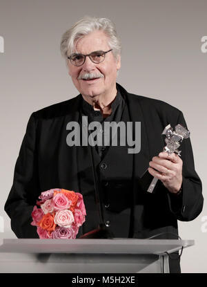23 février 2018, Allemagne, Berlin : Berlinale, Berlinale Kamera pour Jiri Menzel : l'acteur Peter Simonischek accepte la Berlinale Kamera et un bouquet de fleurs pour Jiri Menzel. Le réalisateur et acteur tchèque n'a pas pu mettre en place pour des raisons de santé. Photo : Jörg Carstensen/dpa Banque D'Images