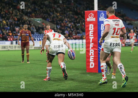 Huddersfield, UK. Feb 23, 2018. John Smiths Stadium, Huddersfield, Angleterre ; Betfred Super League rugby, Huddersfield Giants contre St Helens ; Zeb Taia de St Helens va au-dessus d'un crédit d'essayer : Nouvelles Images/Alamy Live News Banque D'Images