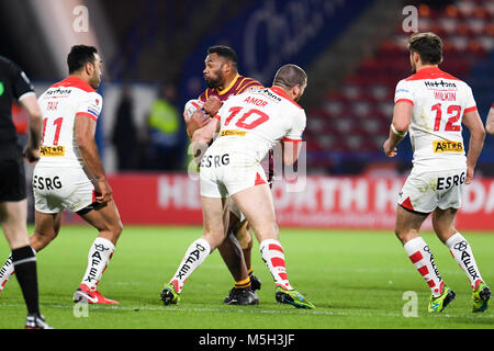 Huddersfield, UK. Feb 23, 2018. John Smiths Stadium, Huddersfield, Angleterre ; Betfred Super League rugby, Huddersfield Giants contre St Helens, Huddersfield Giants' Ukuma Ta'ai est abordé par St Helens' Kyle Amor, Crédit : Nouvelles Images/Alamy Live News Banque D'Images