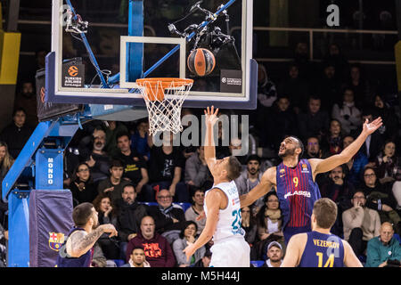 Barcelone, Espagne - 23 février : Jaycee Carroll, # 20 du Real Madrid tire sur Adam Hanga, # 9 de Lassa FC Barcelone au cours de la Turkish Airlines EuroLeague match entre FC Barcelone et Real Madrid Lassa au Palau Blaugrana le 23 février 2018 à Barcelone, Espagne. Photo : Javier Borrego / AFP7 Banque D'Images