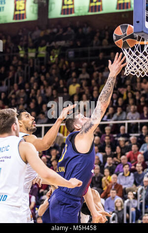 Barcelone, Espagne - 23 février : Adrien Moerman, # 45 du FC Barcelone en action de Lassa au cours de la Turkish Airlines EuroLeague match entre FC Barcelone et Real Madrid Lassa au Palau Balugrana le 23 février 2018 à Barcelone, Espagne. Photo : Javier Borrego / AFP7 Banque D'Images