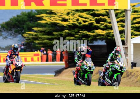 MELBOURNE, AUSTRALIE - 23 février : Jonathan Rea 1 circonscription de Kawasaki Racing Team WorldSBK et Tom Sykes 66 équitation pour Kawasaki Racing Team WorldSBK qui a remporté la 2e dans la première course à la MOTUL 2018 Championnat du Monde FIM Superbike à Phillip Island, en Australie le 24 février 2018. Banque D'Images