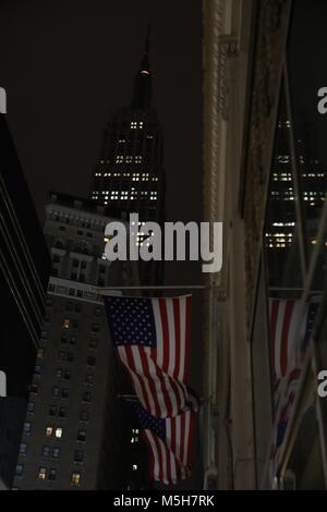 New York, New York, USA. Feb 22, 2018. L'Empire State Building s'assombrit pour honorer les victimes de prise de parc en Floride. Crédit : William Volcov/ZUMA/ZUMAPRESS.com/Alamy fil Live News Banque D'Images