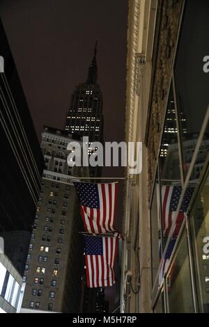 New York, New York, USA. Feb 22, 2018. L'Empire State Building s'assombrit pour honorer les victimes de prise de parc en Floride. Crédit : William Volcov/ZUMA/ZUMAPRESS.com/Alamy fil Live News Banque D'Images