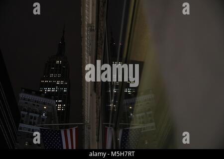 New York, New York, USA. Feb 22, 2018. L'Empire State Building s'assombrit pour honorer les victimes de prise de parc en Floride. Crédit : William Volcov/ZUMA/ZUMAPRESS.com/Alamy fil Live News Banque D'Images