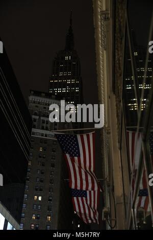 New York, New York, USA. Feb 22, 2018. L'Empire State Building s'assombrit pour honorer les victimes de prise de parc en Floride. Crédit : William Volcov/ZUMA/ZUMAPRESS.com/Alamy fil Live News Banque D'Images