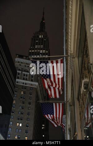 New York, New York, USA. Feb 22, 2018. L'Empire State Building s'assombrit pour honorer les victimes de prise de parc en Floride. Crédit : William Volcov/ZUMA/ZUMAPRESS.com/Alamy fil Live News Banque D'Images