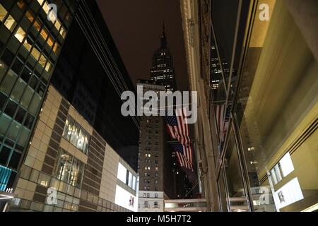 New York, New York, USA. Feb 22, 2018. L'Empire State Building s'assombrit pour honorer les victimes de prise de parc en Floride. Crédit : William Volcov/ZUMA/ZUMAPRESS.com/Alamy fil Live News Banque D'Images