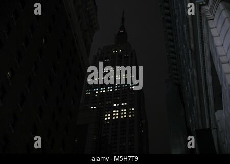 New York, New York, USA. Feb 22, 2018. L'Empire State Building s'assombrit pour honorer les victimes de prise de parc en Floride. Crédit : William Volcov/ZUMA/ZUMAPRESS.com/Alamy fil Live News Banque D'Images