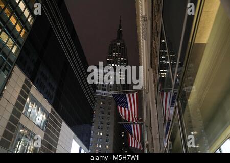 New York, New York, USA. Feb 22, 2018. L'Empire State Building s'assombrit pour honorer les victimes de prise de parc en Floride. Crédit : William Volcov/ZUMA/ZUMAPRESS.com/Alamy fil Live News Banque D'Images