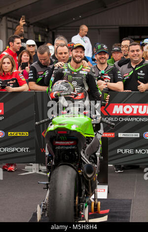 Samedi, 24 février, 2018. Championnat du Monde FIM Superbike. Phillip Island, Australie. Tom Sykes (centre) célèbre prétendant Superpole pour le premier tour des Championnats du Monde FIM Superbike 2018. Banque D'Images