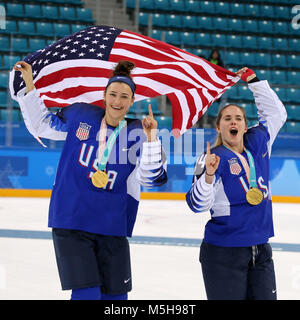 Gangneung, Corée du Sud. Feb 22, 2018. (L-R) MEGAN KELLER et DANI CAMERANESI célébrer avec l'équipe américaine de Hockey sur glace après avoir remporté la médaille d'or des femmes : Match contre le Canada à Gangneung Hockey Centre au cours de l'occasion des Jeux Olympiques d'hiver de Pyeongchang 2018. Crédit : Jon Gaede/ZUMA/Alamy Fil Live News Banque D'Images