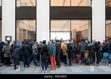 Vienne, Autriche. Le 24 février 2018. Ce samedi, l'Apple Store à Vienne en Kärtner Strasse ouvre la 501e position officielles d'Apple et la 112e en Europe. L'image montre les clients Apple en attente de l'ouverture. Credit : Franz Perc / Alamy Live News Banque D'Images