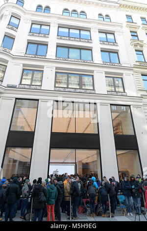 Vienne, Autriche. Le 24 février 2018. Ce samedi, l'Apple Store à Vienne en Kärtner Strasse ouvre la 501e position officielles d'Apple et la 112e en Europe. L'image montre les clients Apple en attente de l'ouverture. Credit : Franz Perc / Alamy Live News Banque D'Images