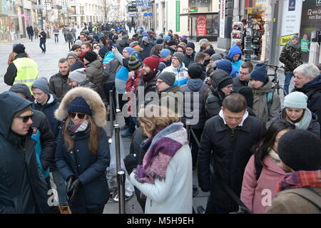 Vienne, Autriche. Le 24 février 2018. Ce samedi, l'Apple Store à Vienne en Kärtner Strasse ouvre la 501e position officielles d'Apple et la 112e en Europe. L'image montre les clients Apple en attente de l'ouverture. Credit : Franz Perc / Alamy Live News Banque D'Images