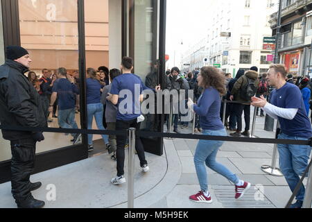 Vienne, Autriche. Le 24 février 2018. Ce samedi, l'Apple Store à Vienne en Kärtner Strasse ouvre la 501e position officielles d'Apple et la 112e en Europe. L'image montre les employés d'Apple se félicitant de leurs clients peu avant l'ouverture. Credit : Franz Perc / Alamy Live News Banque D'Images