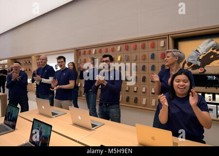 Vienne, Autriche. Le 24 février 2018. Ce samedi, l'Apple Store à Vienne en Kärtner Strasse ouvre la 501e position officielles d'Apple et la 112e en Europe. L'image montre les employés Apple accueillant leurs clients au magasin. Credit : Franz Perc / Alamy Live News Banque D'Images