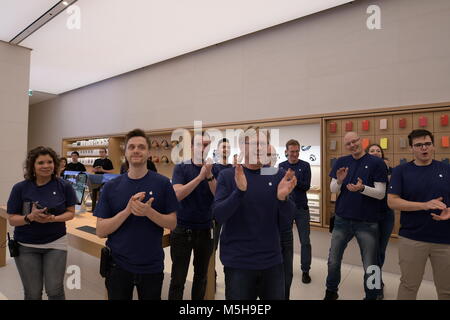 Vienne, Autriche. Le 24 février 2018. Ce samedi, l'Apple Store à Vienne en Kärtner Strasse ouvre la 501e position officielles d'Apple et la 112e en Europe. L'image montre les employés Apple accueillant leurs clients au magasin. Credit : Franz Perc / Alamy Live News Banque D'Images