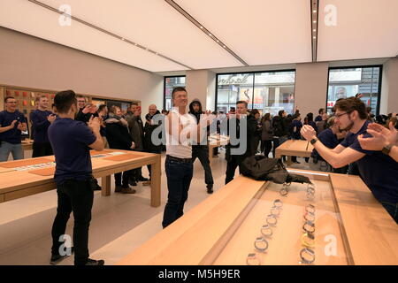 Vienne, Autriche. Le 24 février 2018. Ce samedi, l'Apple Store à Vienne en Kärtner Strasse ouvre la 501e position officielles d'Apple et la 112e en Europe. L'image montre les employés Apple accueillant leurs clients au magasin. Credit : Franz Perc / Alamy Live News Banque D'Images