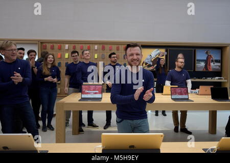 Vienne, Autriche. Le 24 février 2018. Ce samedi, l'Apple Store à Vienne en Kärtner Strasse ouvre la 501e position officielles d'Apple et la 112e en Europe. L'image montre les employés Apple accueillant leurs clients au magasin. Credit : Franz Perc / Alamy Live News Banque D'Images