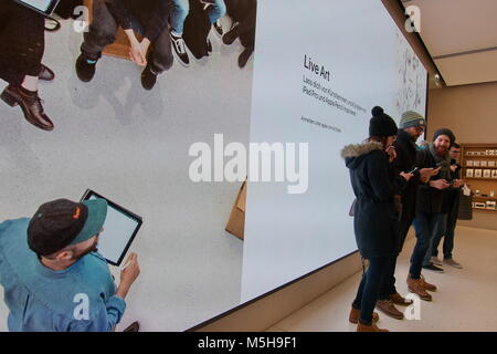 Vienne, Autriche. Le 24 février 2018. Ce samedi, l'Apple Store à Vienne en Kärtner Strasse ouvre la 501e position officielles d'Apple et la 112e en Europe. L'image montre les clients d'Apple dans la boutique. Credit : Franz Perc / Alamy Live News Banque D'Images