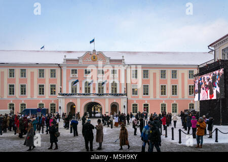 Tallinn, Estonie. 24 Février, 2018. Foule de gens célébrant les 100 ans de l'indépendance de l'Estonie au château de Toompea dans la vieille ville. Credit : uskarp/Alamy Live News Banque D'Images