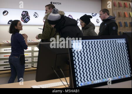 Le 24 février 2018. Vienne, Autriche. Ce samedi, l'Apple Store à Vienne en Kärtner Strasse ouvre la 501e position officielles d'Apple et la 112e en Europe. Image montre employé Apple, en consultation avec les clients. Credit : Franz Perc / Alamy Live News Banque D'Images