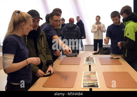 Le 24 février 2018. Vienne, Autriche. Ce samedi, l'Apple Store à Vienne en Kärtner Strasse ouvre la 501e position officielles d'Apple et la 112e en Europe. Image montre employé Apple, en consultation avec les clients. Credit : Franz Perc / Alamy Live News Banque D'Images